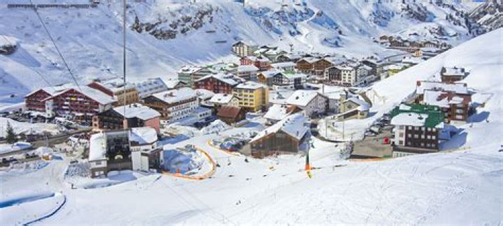 
At least 2 people still buried in Austria after Christmas Day avalanche 