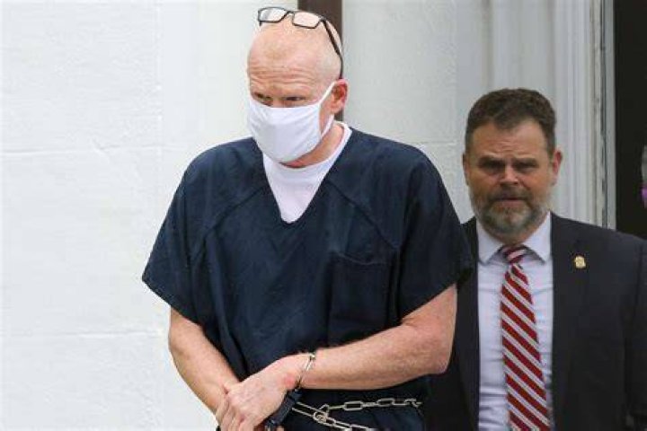 
Cop Says Alex Murdaugh Had No Visible Blood on Him After Killings, But Might Have Changed Clothes 