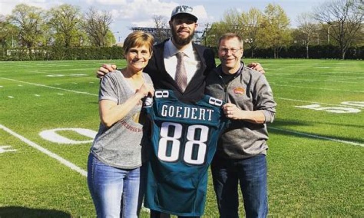 Eagles TE Dallas Goedert Girlfriend 2022 And Parents, Mom Mary Jo Carlson And Dad