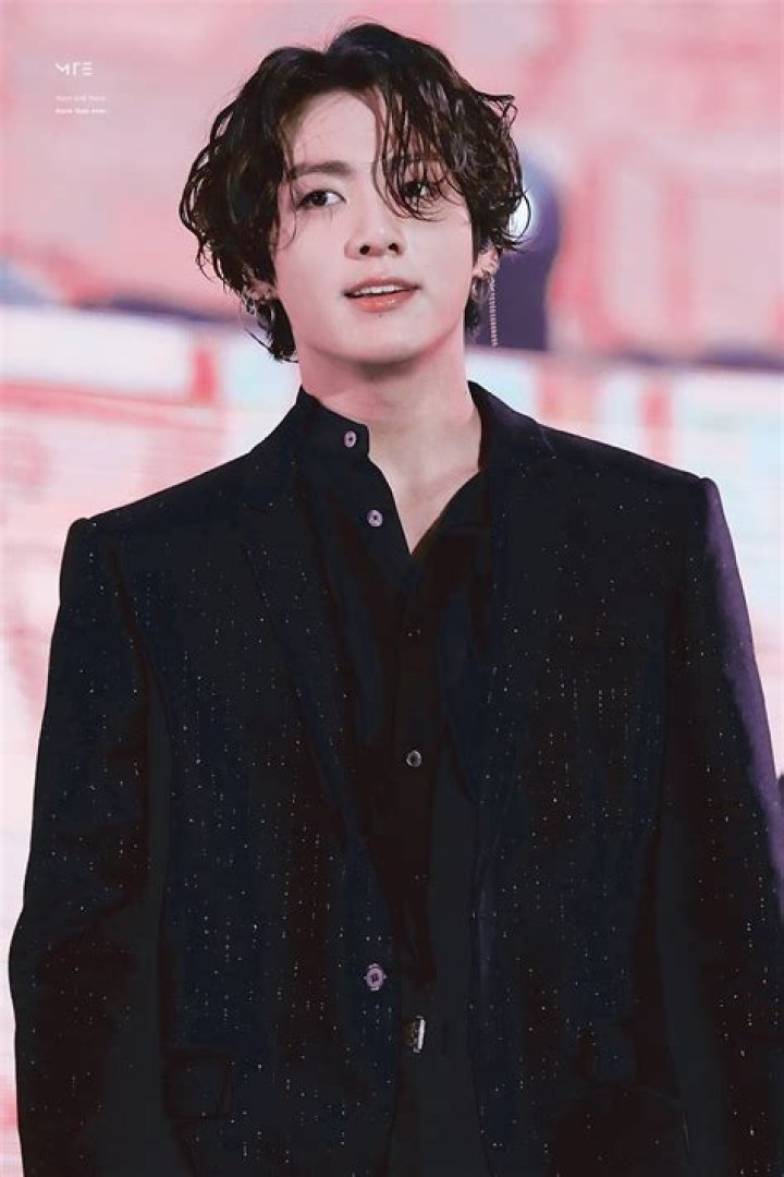 
“He looks so stunning”: Fans trend BTS Jungkook’s new hair at #1 on Twitter Worldwide and in the U.S. 