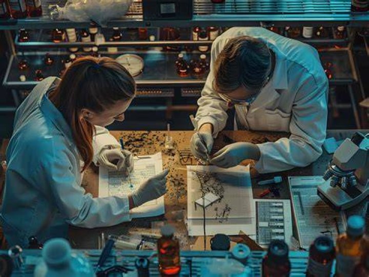 How much does a fbi forensic scientist make