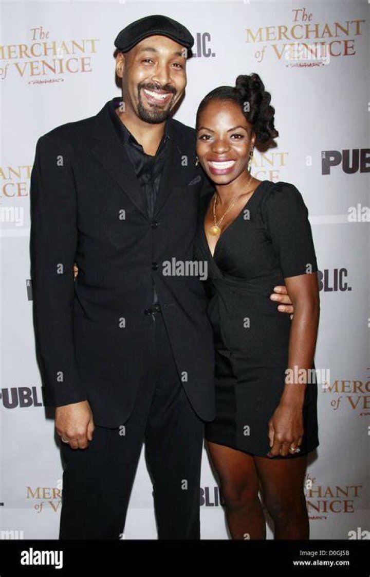 Is Jesse L Martin married to an ex-wife? Or has an ex-girlfriend?