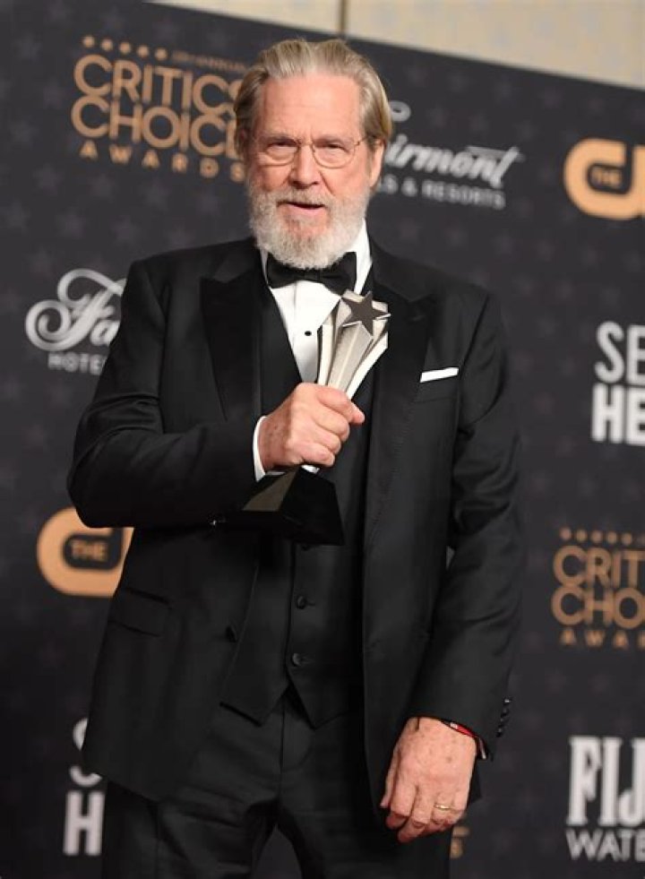 
Jeff Bridges Illness & Health Update 2022- What happened To His Voice? 