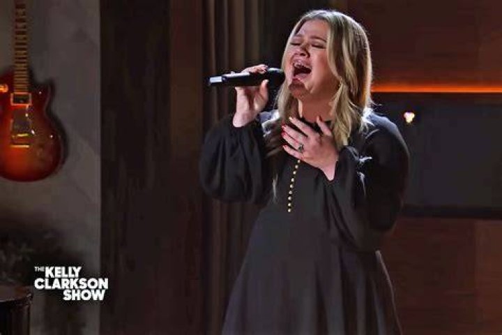 
Kelly Clarkson Belts Out a Piano Cover of Faith Hill’s ‘Breathe’ for Latest Kellyoke Segment 