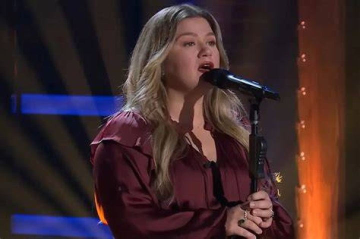 
Kelly Clarkson Channels Breakup Vibes While Performing Katy Perry’s ‘The One That Got Away’ — Watch! 