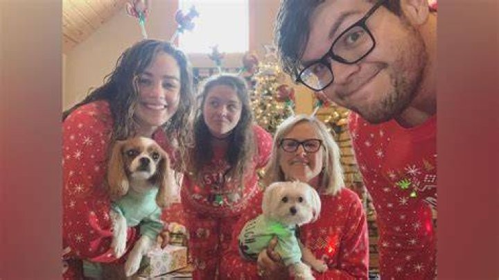 
Mary Mouser Parents – Tina Mouser And Scott Mouser Age Difference 