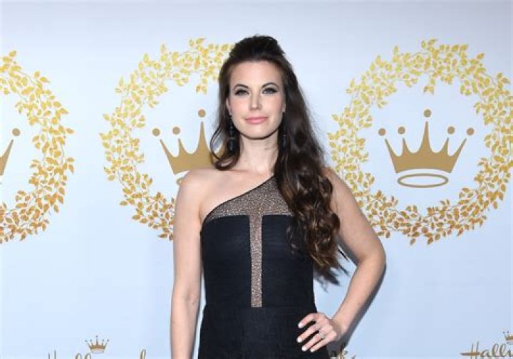 
Meghan Ory Height, Weight, Net Worth, Age, Birthday, Wikipedia, Who, Nationality, Biography 