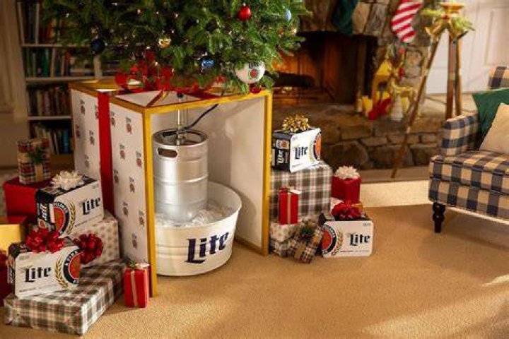 
Miller Lite Releases Christmas Tree Keg Stand That Keeps Beer Lovers and Trees from Going Thirsty 