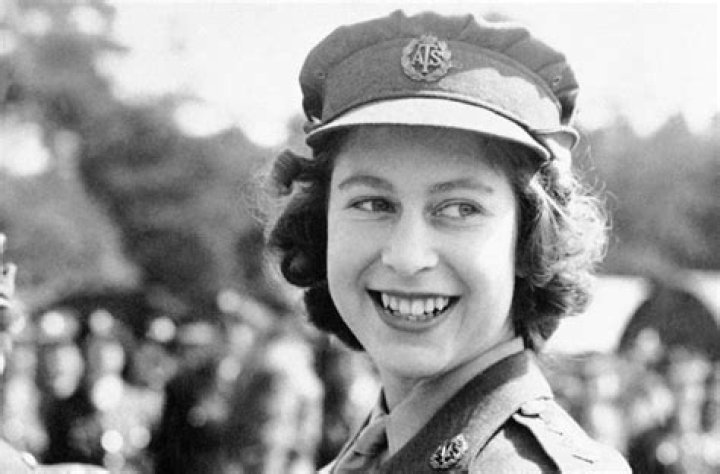 
Photographer Shares Queen Elizabeth’s ‘Amazing Twist’ to Avoid Having Her Hands in Pictures 