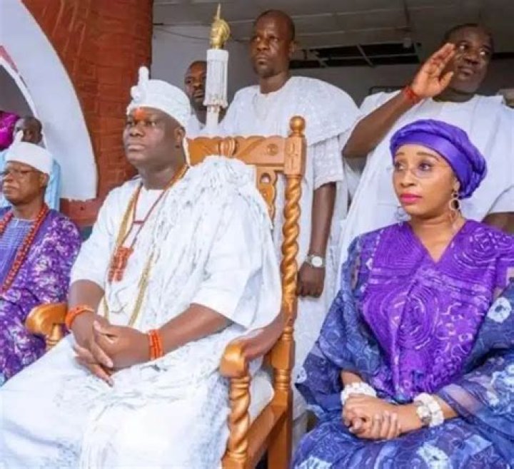 
Queen Ronke, the Ooni of Ife’s fifth wife, is warmly welcomed by the Ooni of Ife’s sister. 