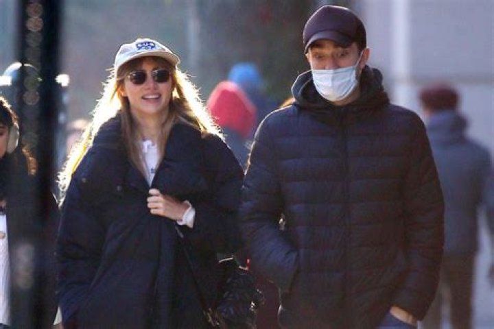 
Robert Pattinson and Girlfriend Suki Waterhouse Go for Stroll in New York City 