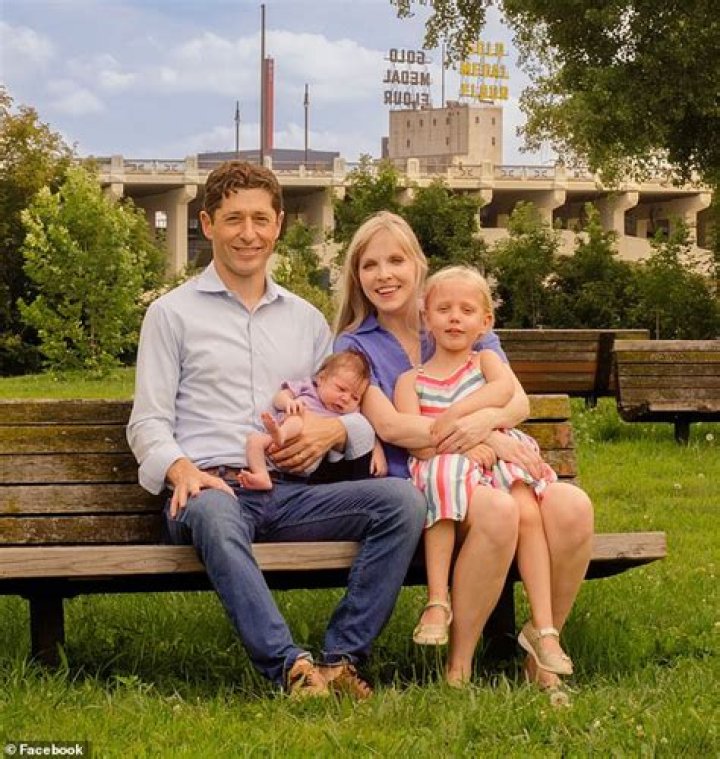 Stephen Collinson Bio, Wiki, Age, Family, Wife, CNN, Salary, and Net Worth.
