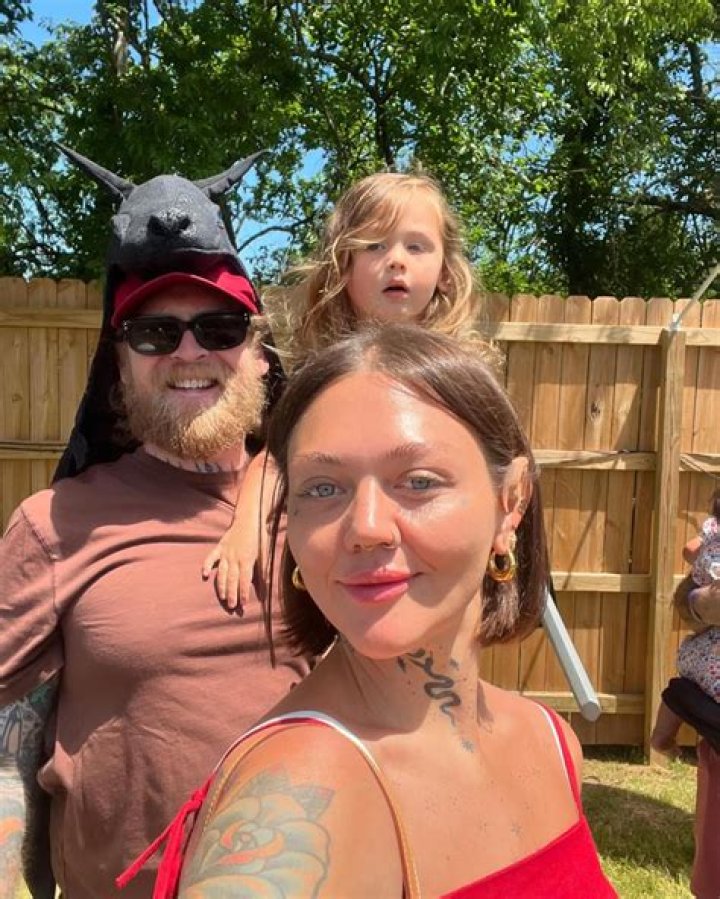 
Who is Elle King Dating? Was Elle King Drunk on Nye? Does Elle King Have a Kid? 